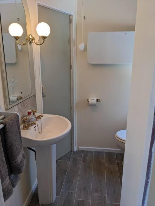Ferny Roost Cabin. Wrexham Ngoại thất bức ảnh