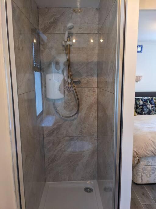 Ferny Roost Cabin. Wrexham Ngoại thất bức ảnh